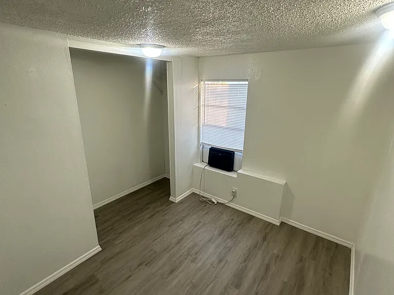 728 N Chestnut Rd — Photo 5