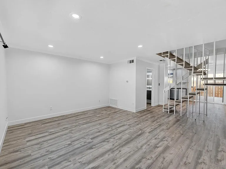 8009 Calle Fanita — Photo 6