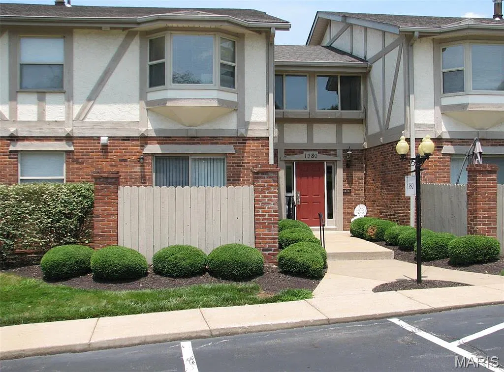 2 bed, 1.5 bath, 910 sqft, $1,400 — Photo 1
