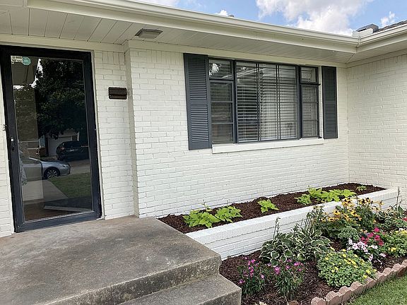 Glass doors on front/back.