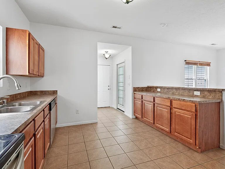 4035 Redroyal Ave — Photo 15