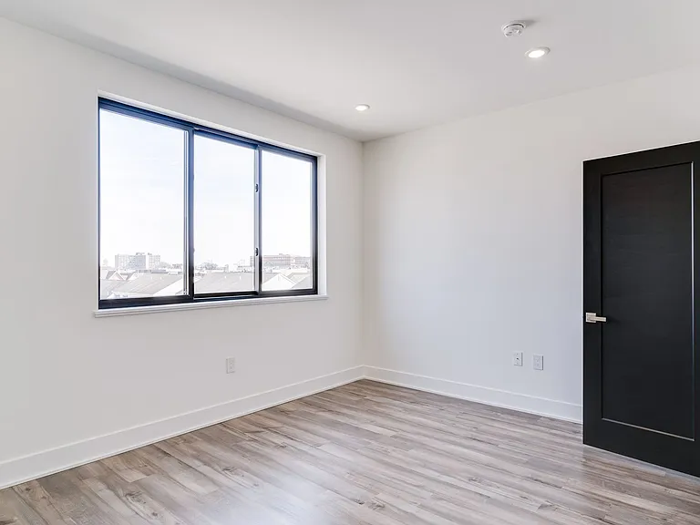 Brand New Luxury Townhouses — Photo 39
