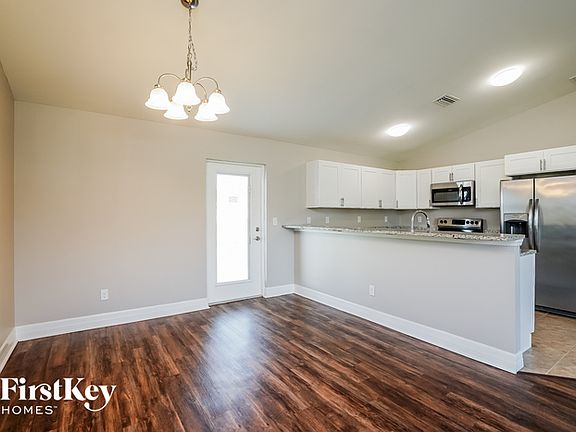 5th image of 712 NE Van Loon Ln