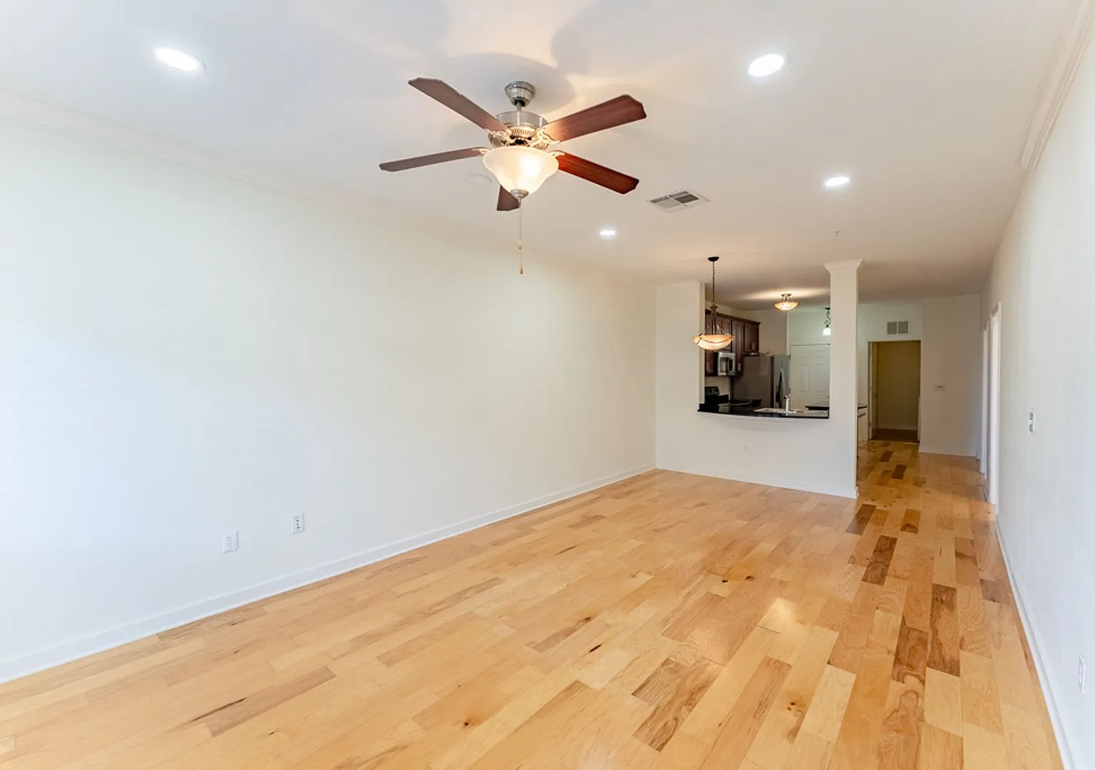 Spacious High-End 3b/2ba Condo with Stunning Balcony Views & Rooftop Pool! Blocks from UT! — Photo 3