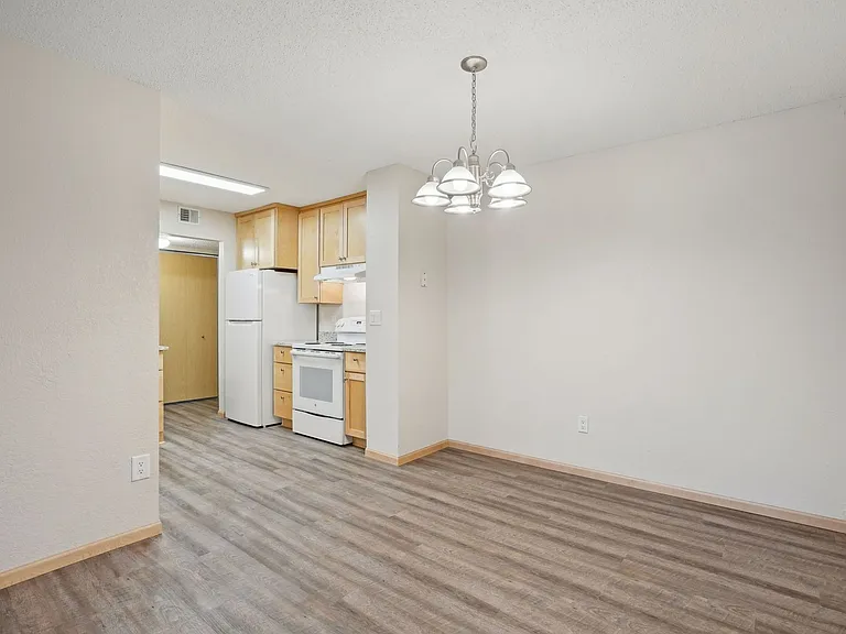 Larpenteur Estates Apartments — Photo 22