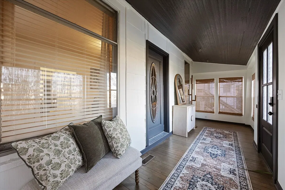 2 bed, 1210 sqft, $2,200 — Photo 2
