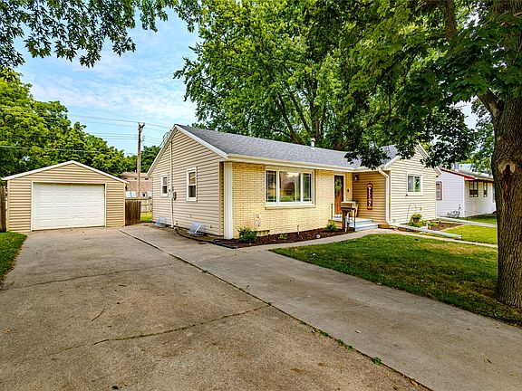 2nd image of 1209 Meadow Ln