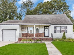 61 Sunset Ave, Farmingdale, NY 11735