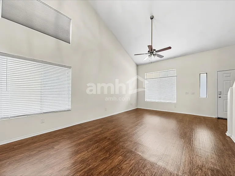 2015 E Daley Ln — Photo 7