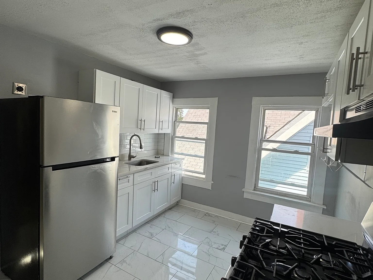 3 bed, 1.0 bath, 3270 sqft, $1,750 — Photo 1