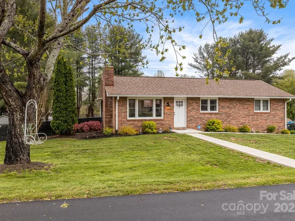 57 Maplewood Knoll Dr, East Flat Rock, NC 28726