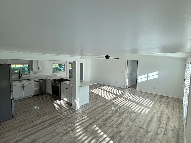978 Bay Dr — Photo 1
