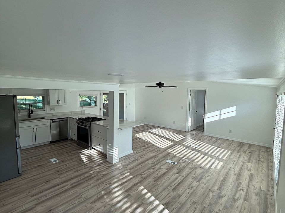 1st image of 978 Bay Dr