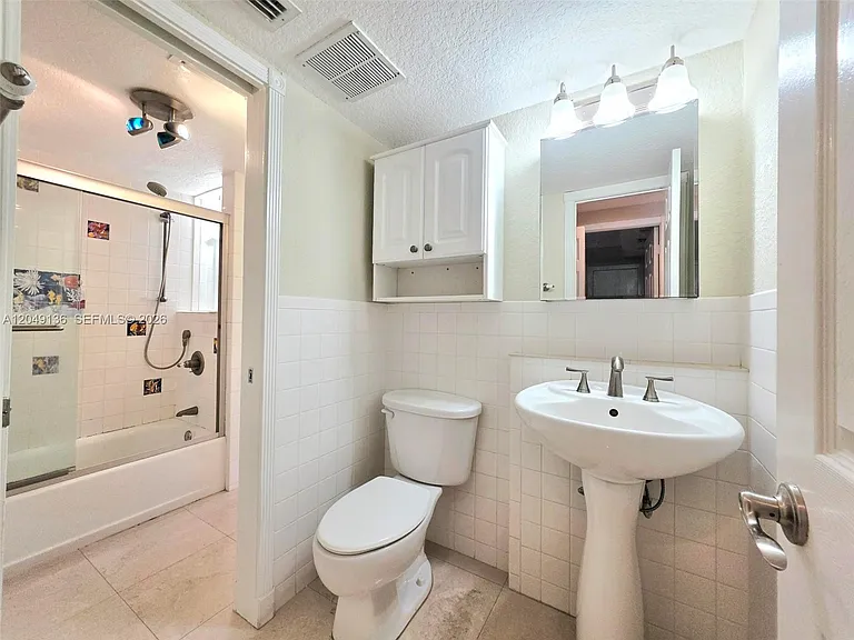 1400 NE 57th Ct #202 — Photo 16