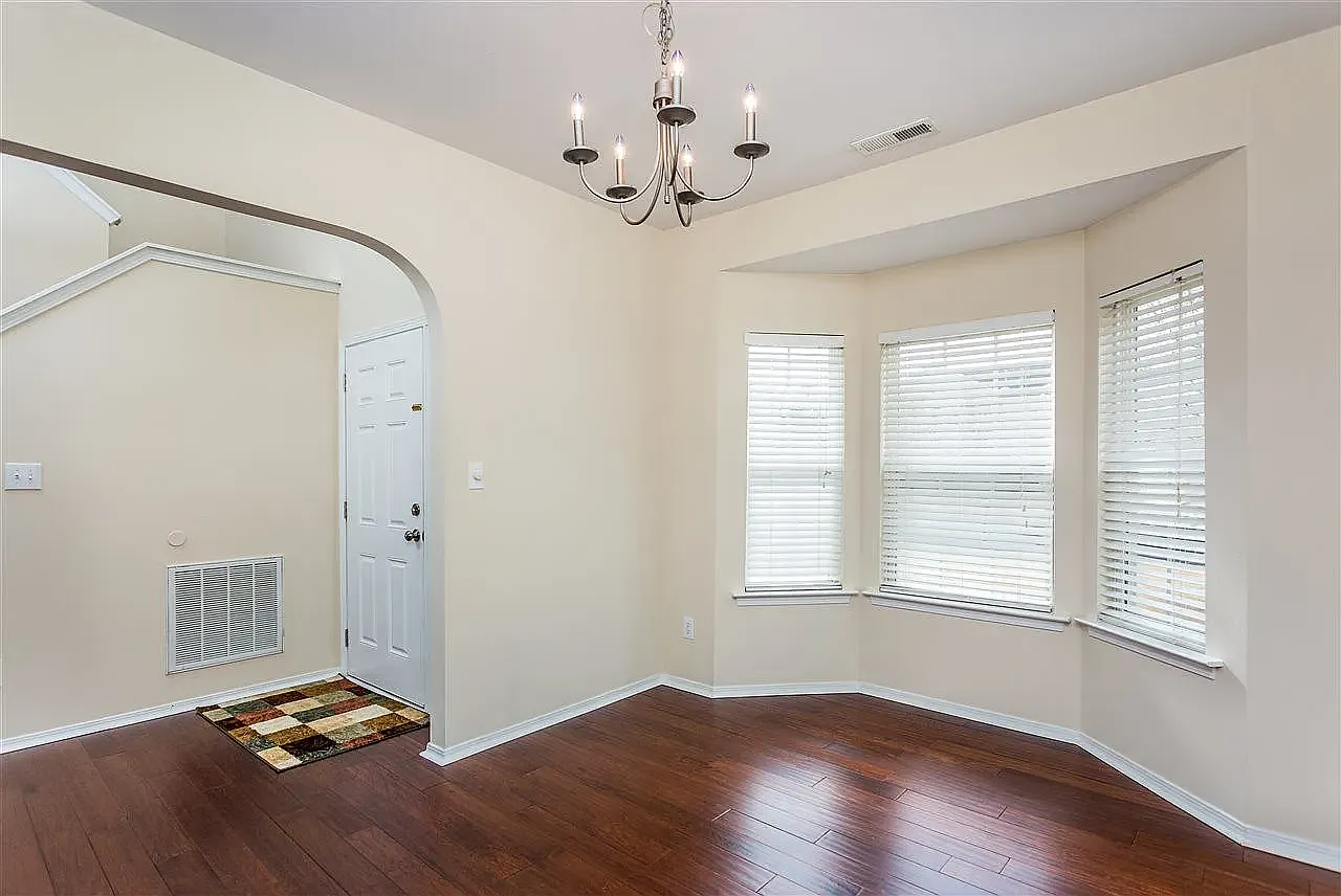 3 bed, 2.5 bath, 2424 sqft, $2,399 — Photo 1