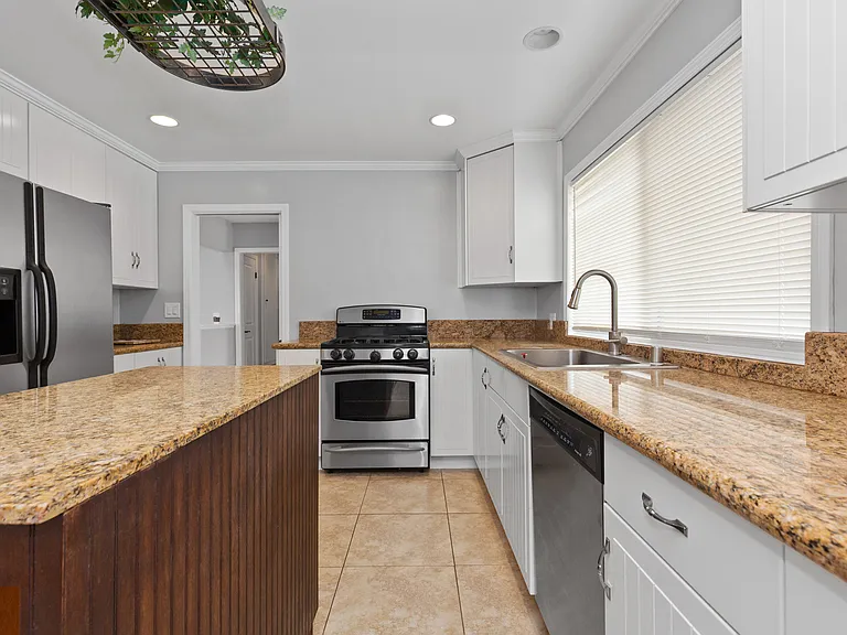 831 E Hoover Ave — Photo 4
