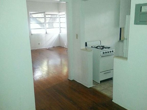 5th image of 831 Meridian Ave APT 3