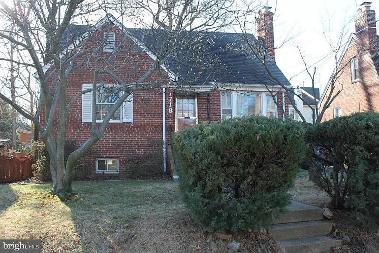 1st image of 1718 Oakcrest Dr