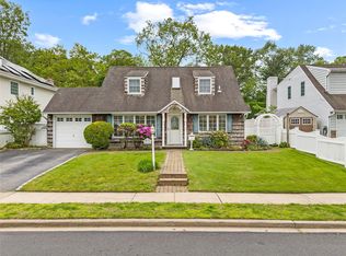 21 Arizona Ave, Syosset, NY 11791