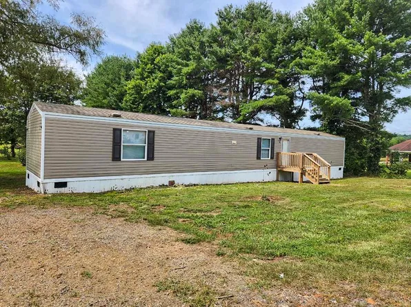 56 Fairview Ln, Hillsville, VA 24343