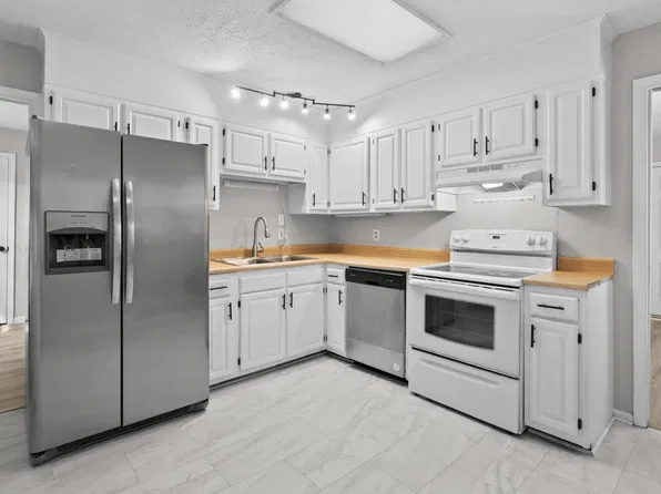 4917 Ashton Rd, Fayetteville, NC 28304