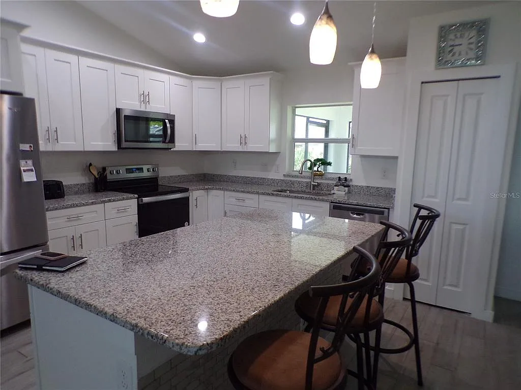 3 bed, 2.0 bath, 1459 sqft, $2,400 — Photo 3