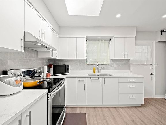 3rd image of 6295 Napier St