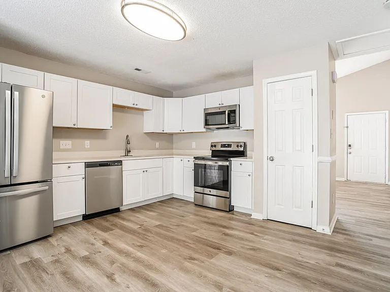 910 Milkfarm Ct — Photo 6