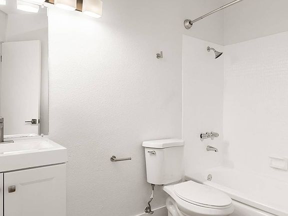 4th image of 2401 Seaside St #315