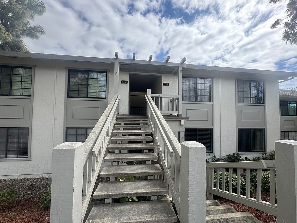 Located in the premier 55yo+ Villages Golf and Country Club community