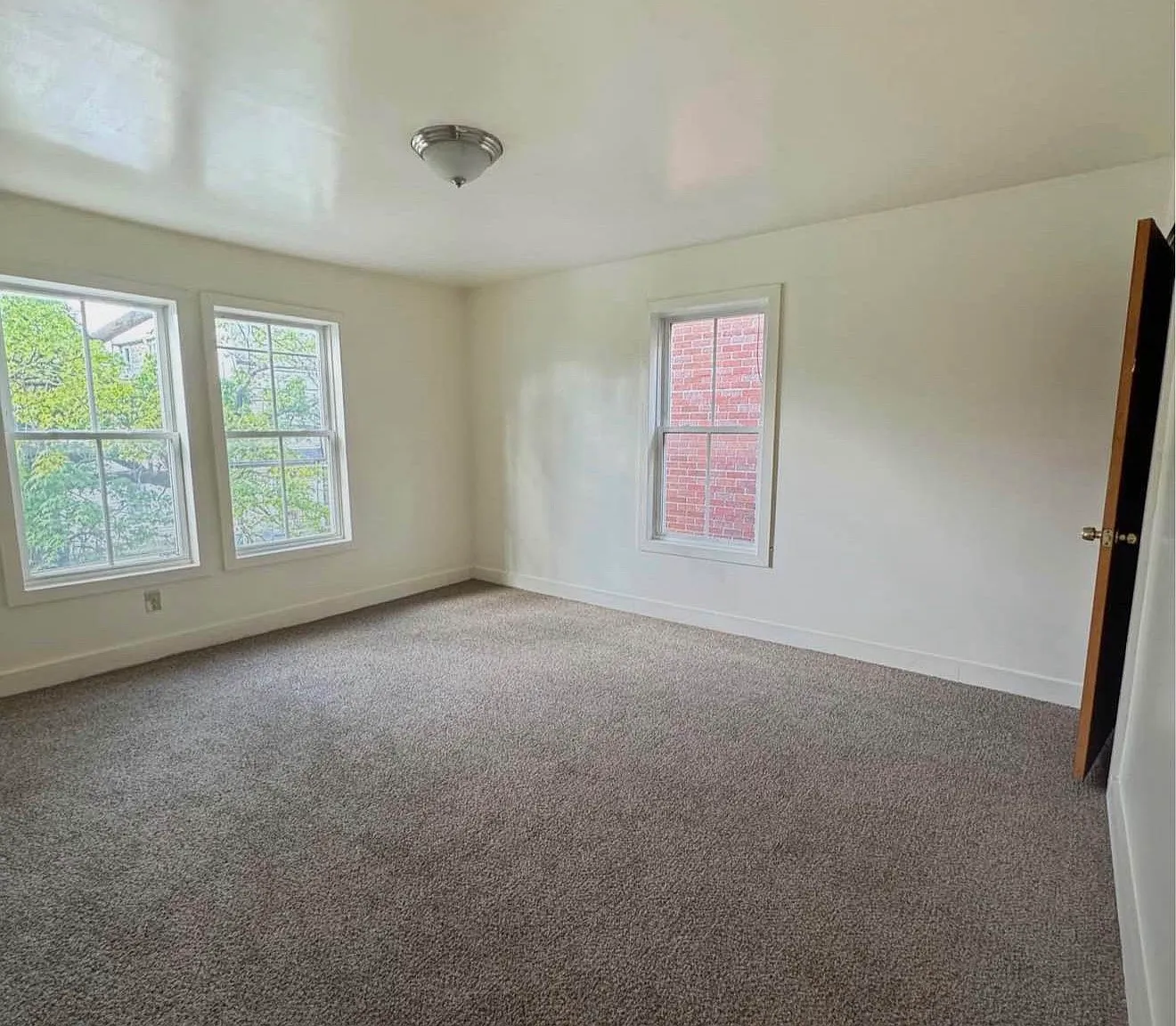 5 bed, 1.5 bath, 1350 sqft, $1,675 — Photo 2