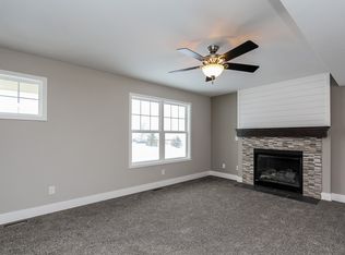 5410 Hagenvale Ct NE, Rockford, MI 49341