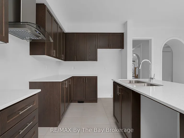48 Del Ray Cres — Photo 8