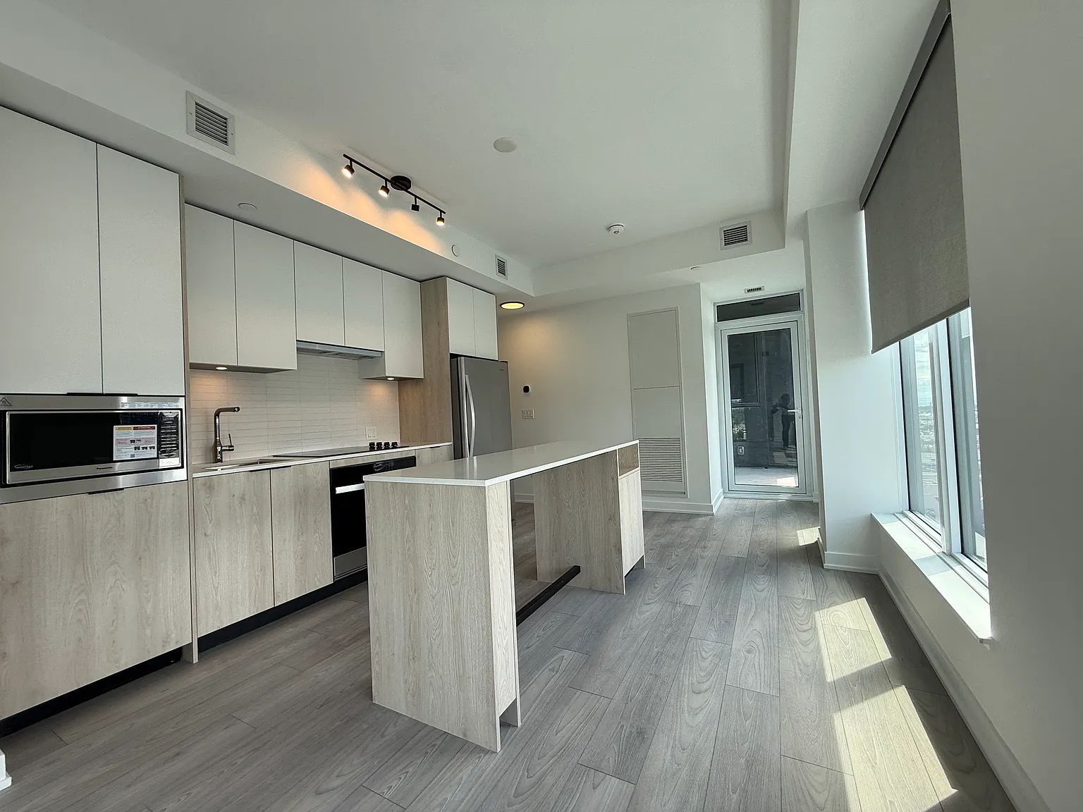1409-1007 The Queensway Toronto Ontario M8Z 0H4 — Photo 4