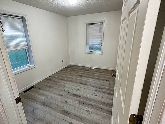3rd image of 1427 Bixby Ave NE