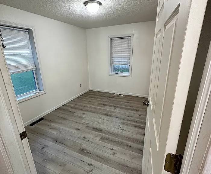 1427 Bixby Ave NE — Photo 3