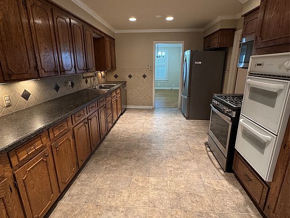 3rd image of 919 Candler Ave