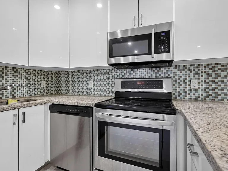 12800 NE 11th Ave #3 — Photo 8