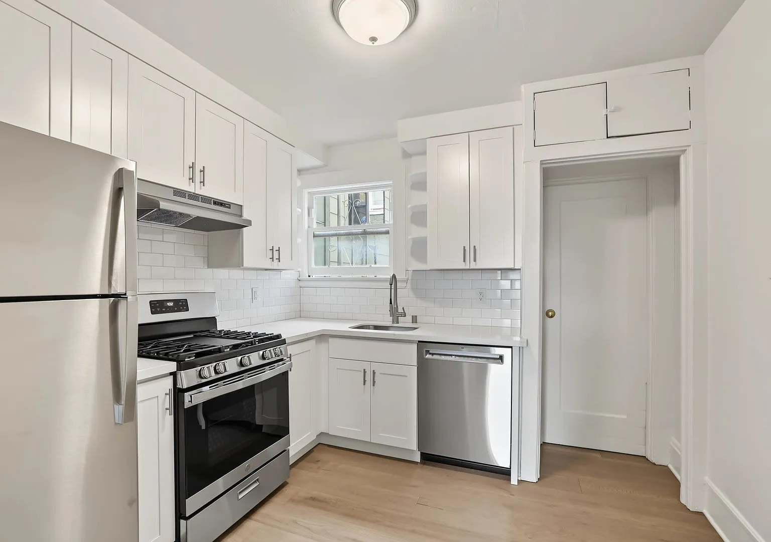 Fully Remodeled Studio. Dishwasher! On-Site Laundry! — Photo 3