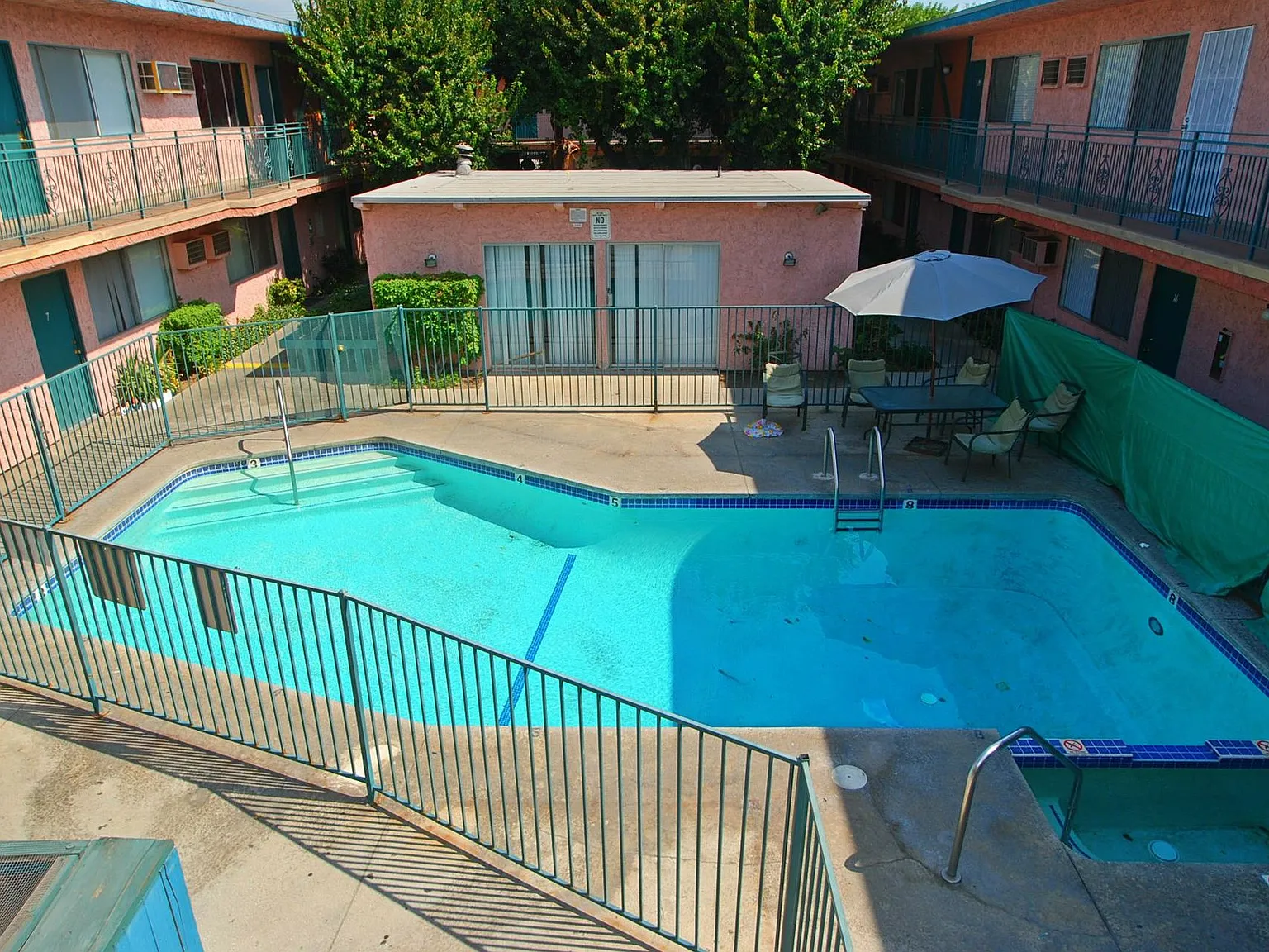 Royal Garden Apartments..Gorgeous Newly Remodeled Apartment Available...Great Location! — Photo 3