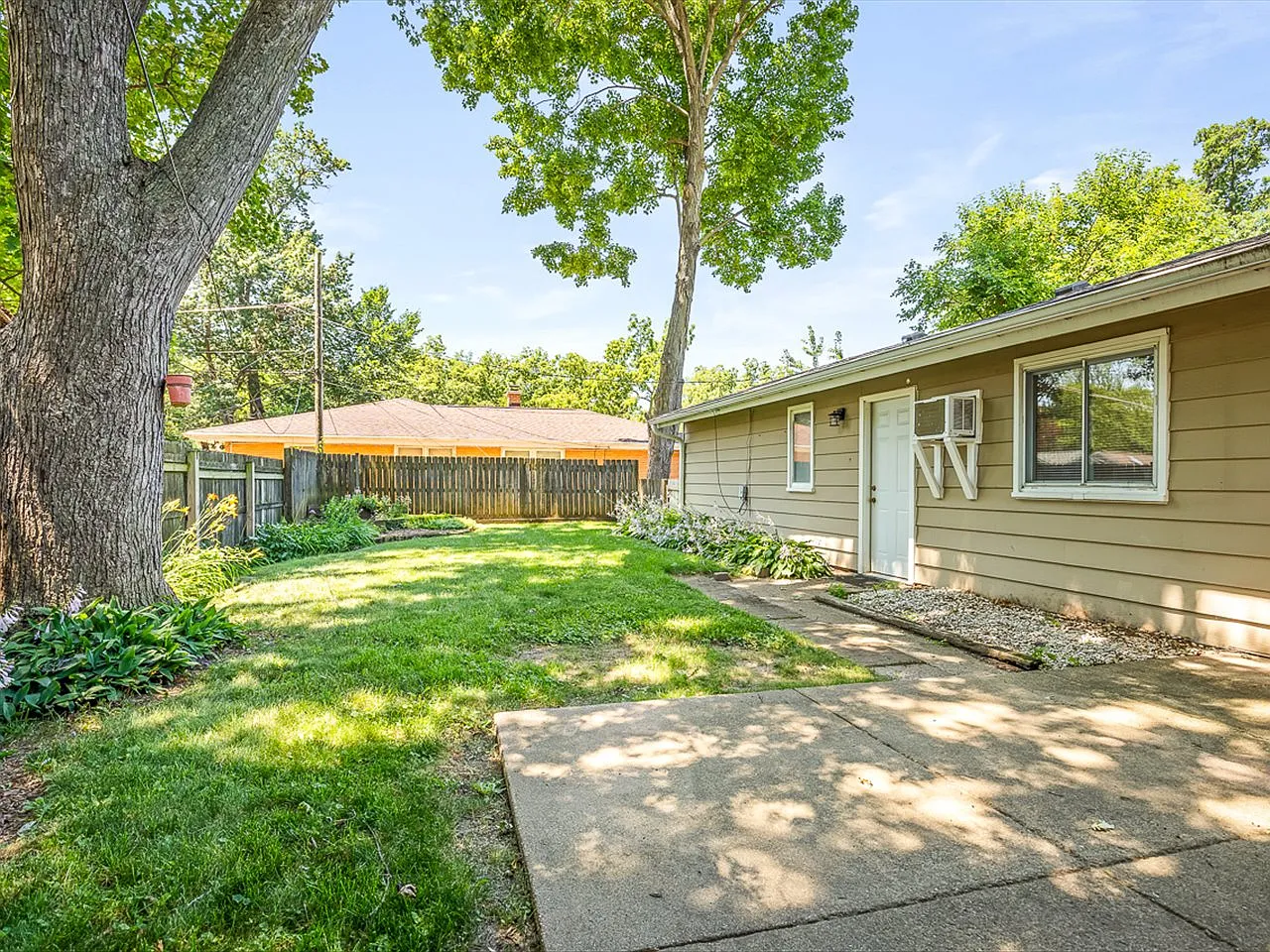 3 bed, 1381 sqft, $2,250 — Photo 3