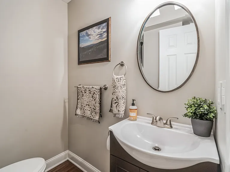 437 Holly Ln — Photo 2