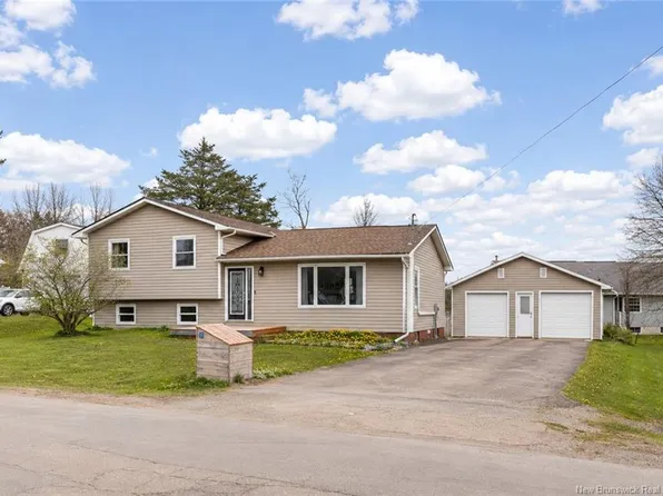 8 Gordon St, Salisbury, NB E4J 2C5