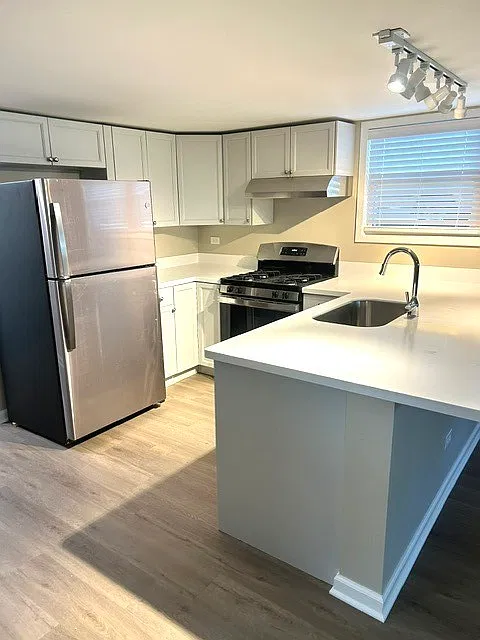2 bed, 1000 sqft, $1,900 — Photo 2