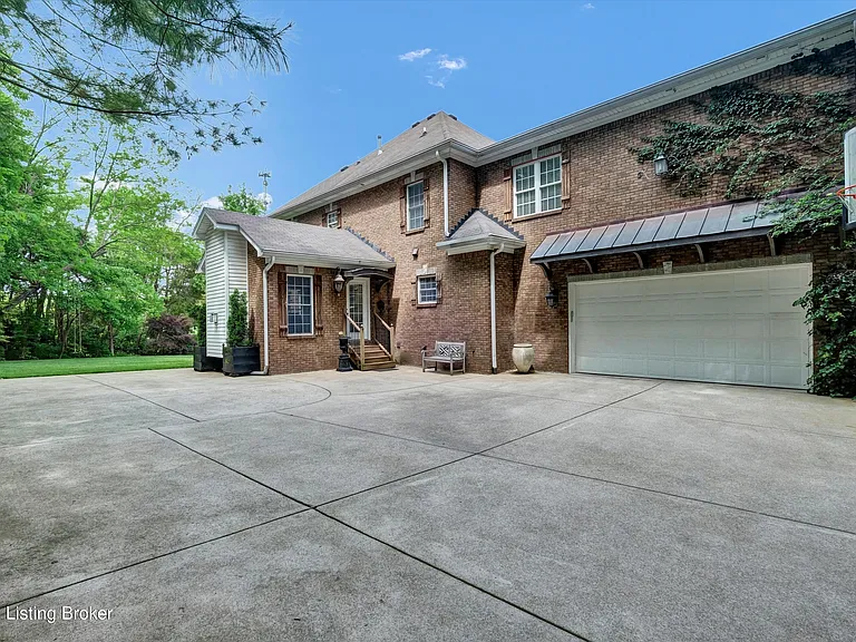 560 N Hubbards Ln — Photo 10