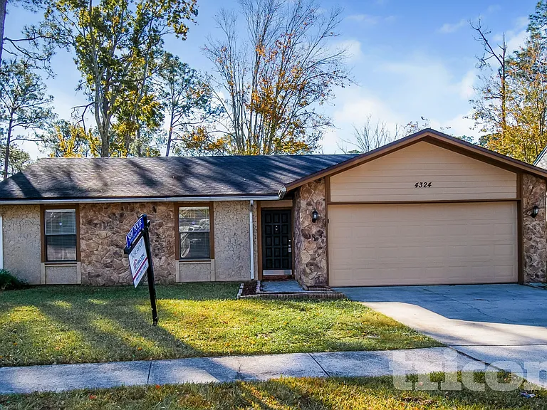 4324 Queensway Dr — Photo 2