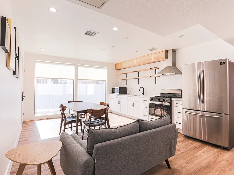 1607 W 35th Pl — Photo 6