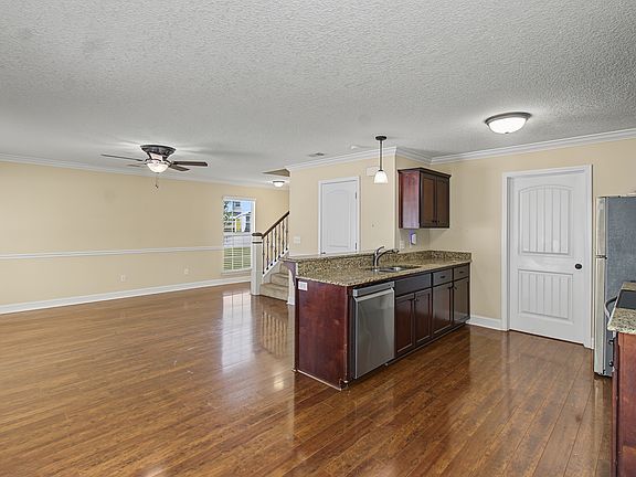 4th image of 606 Amhearst Row