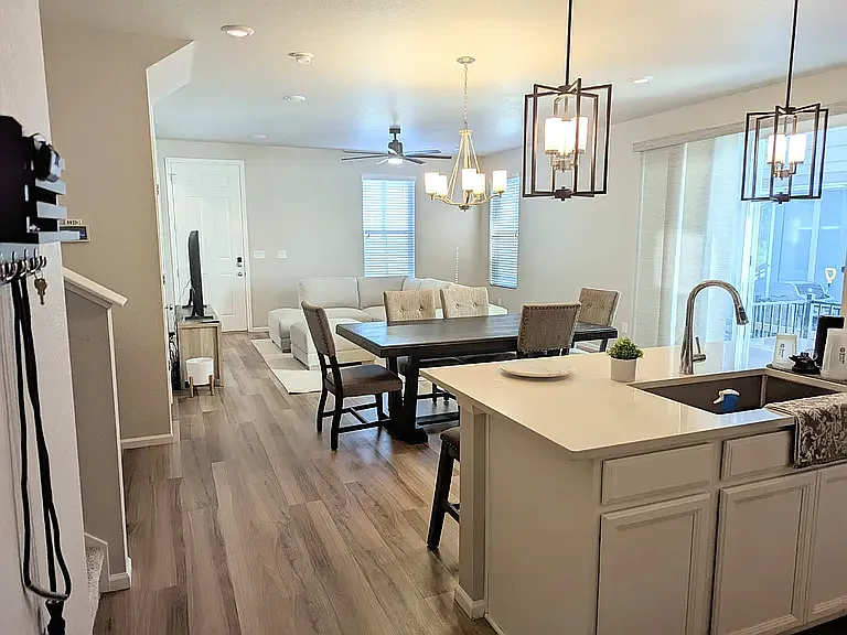 3 bed, 2404 sqft, $3,150 — Photo 2