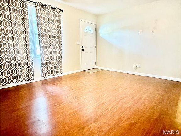 4th image of 218 Pinewood Dr